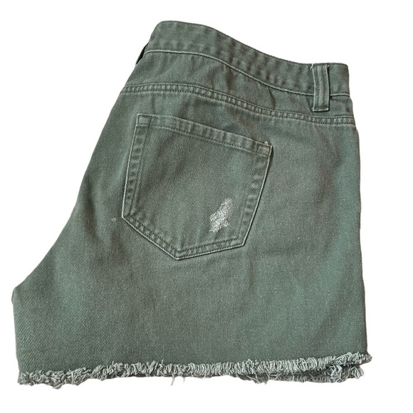 FIREVER 21 SHORTS SIZE 14  GREEN DISTRESSED - Picture 5 of 8